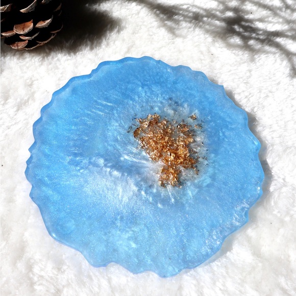 Sapphire blue resin coasters - set of two in agate shape - Picture 3 of 11